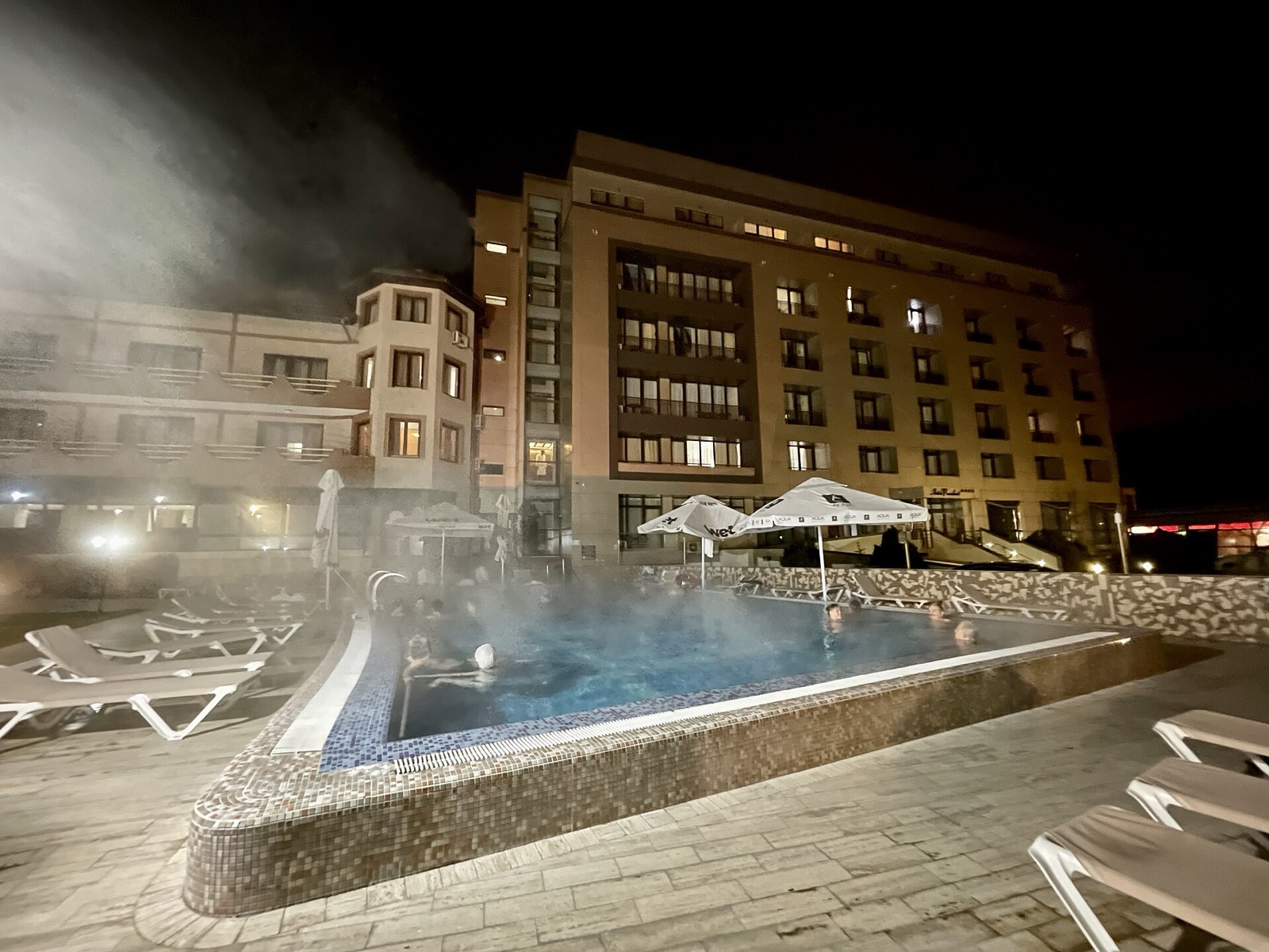 Bazinul exterior aburind, seara