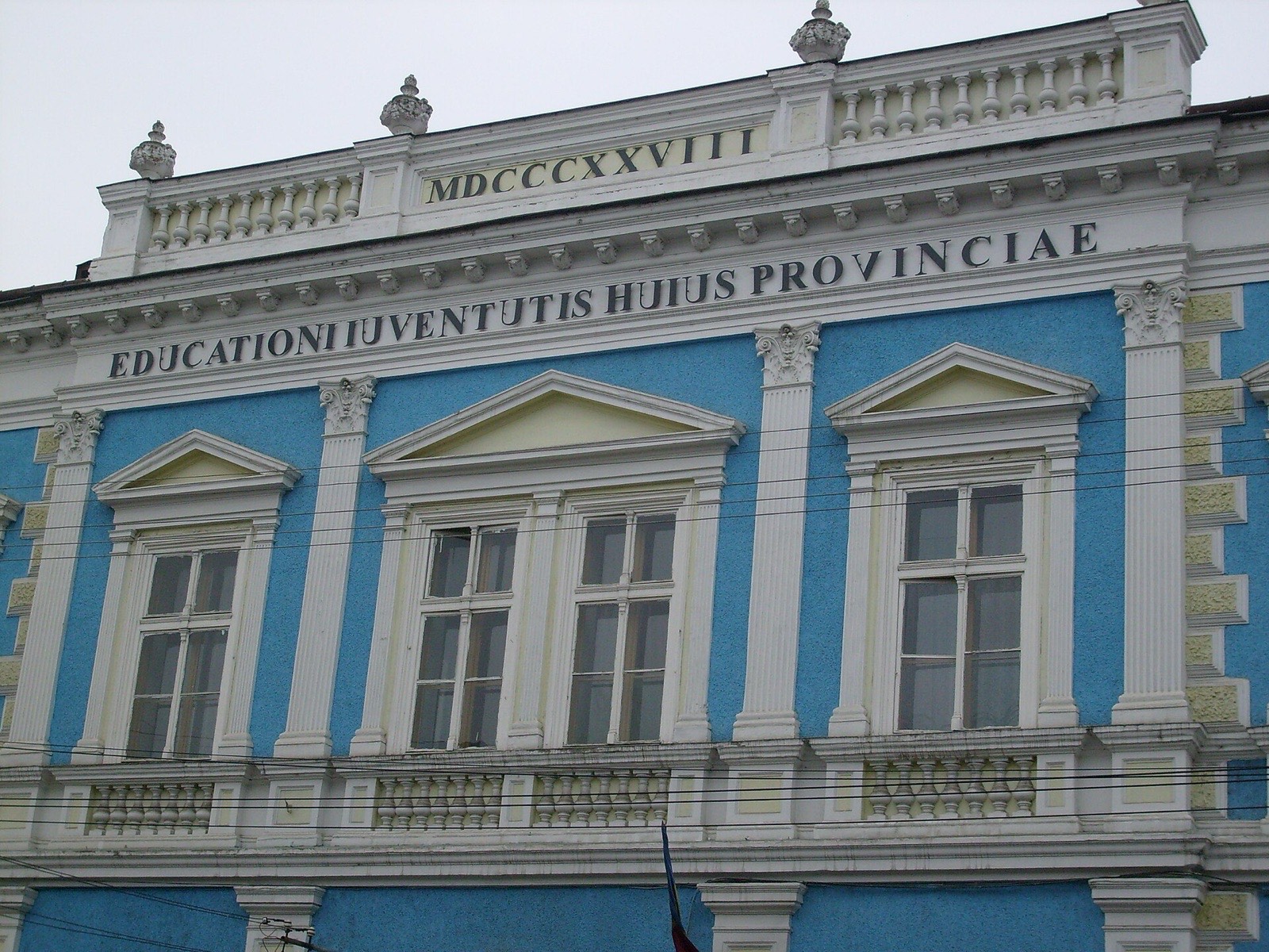 Detaliu cu inscripția latină și anul MDCCCXXVIII