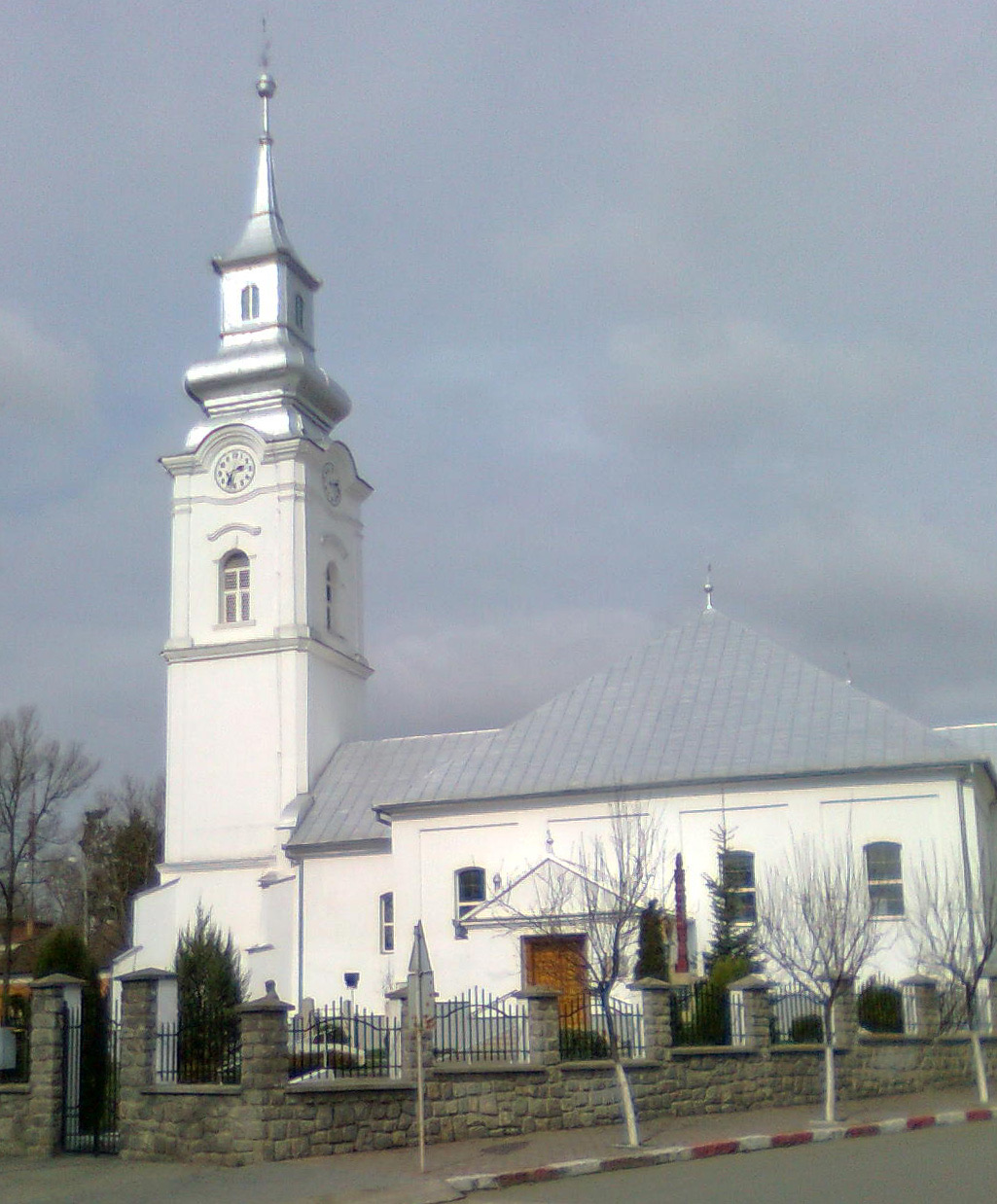 Biserica reformată și zidul de piatră al curții