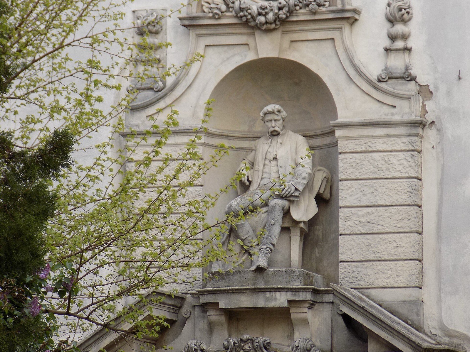 Statue of János Arany above the entrance