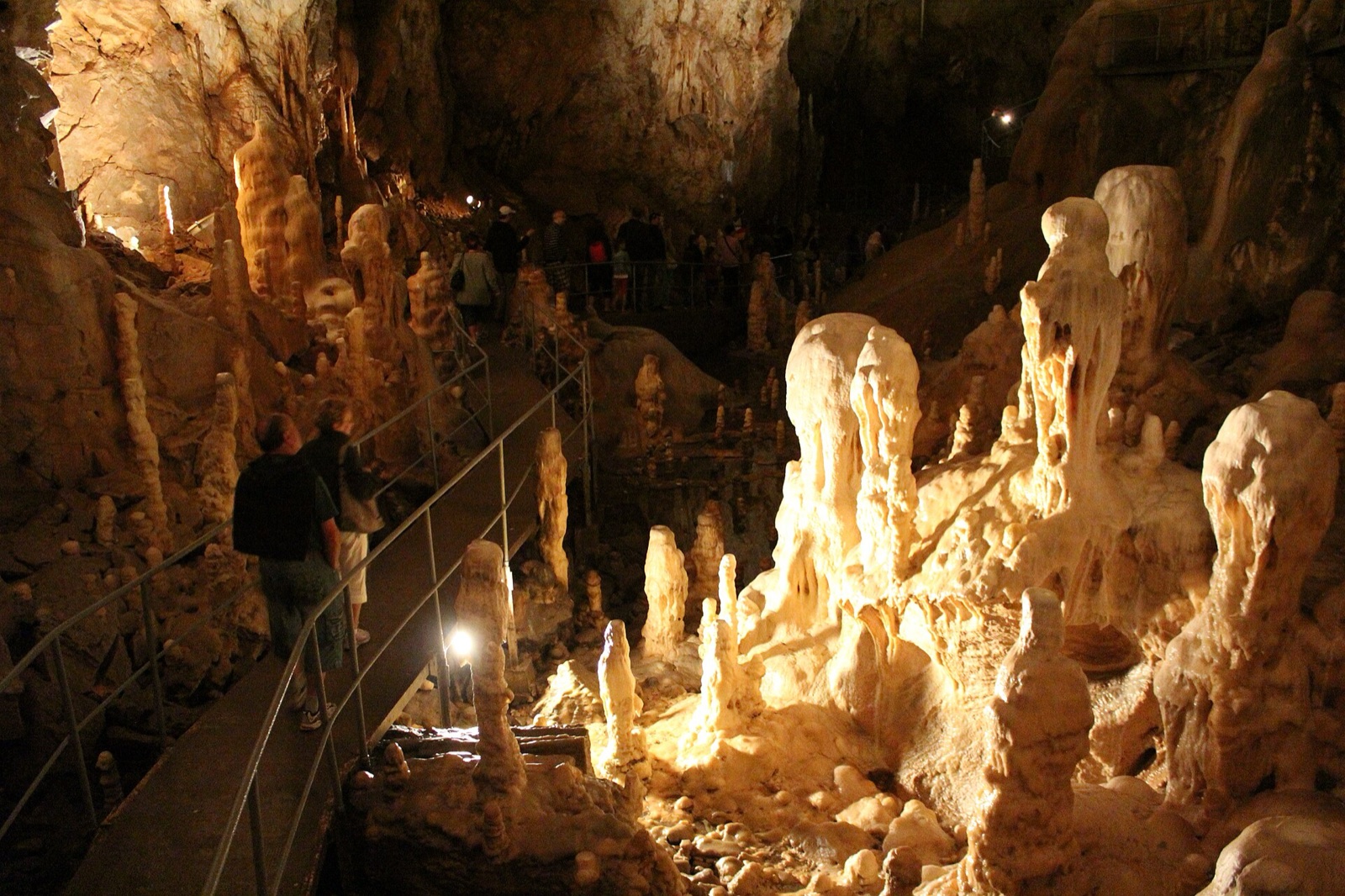 Pasarela traseului turistic printre stalagmite